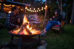 mit Familie am Feuer